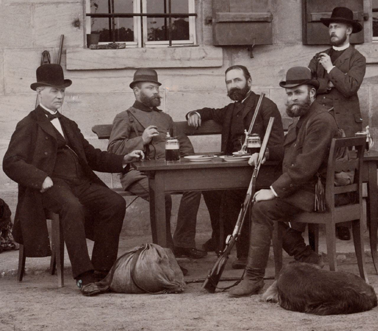 En société de chasse : Lothar (tout à gauche) et Wilhelm von Faber (le 2ème en partant de la droite)
